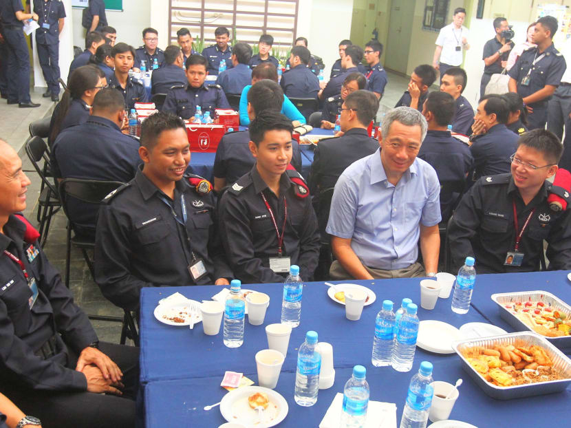 Prime Minister Lee Hsien Loong having breakfast with members of the Home Team on Dec 24 2013. Photo: Ernest Chua