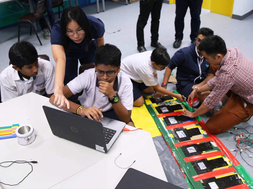 Montfort Secondary School teachers seen guiding students through a project under the Applied Learning Programme on Nov 15, 2016. Photo: Koh Mui Fong/TODAY Montfort Secondary School teachers seen guiding students through a project under the Applied Learning Programme on Nov 15, 2016. Photo: Koh Mui Fong/TODAY