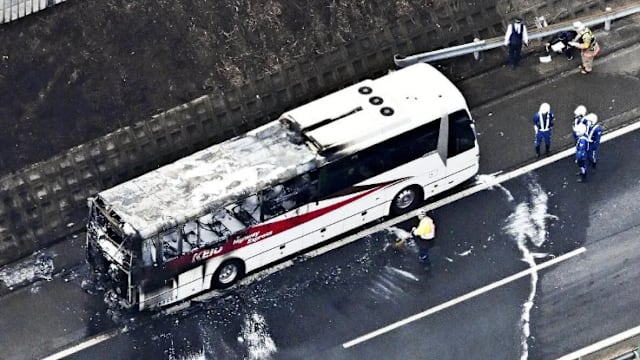 东京40人观光巴士着火 引擎冒烟后火势延烧