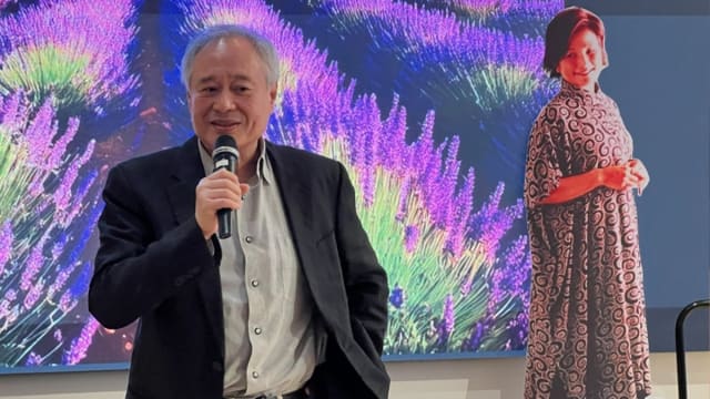 郑佩佩纽约追思会　李安现身赞其是“活菩萨”
