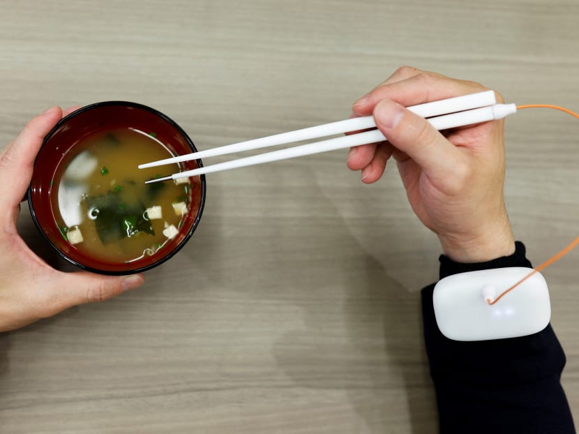 The device uses a weak electrical current to transmit sodium ions from food, through the chopsticks, to the mouth where they create a sense of saltiness. The device uses a weak electrical current to transmit sodium ions from food, through the chopsticks, to the mouth where they create a sense of saltiness.