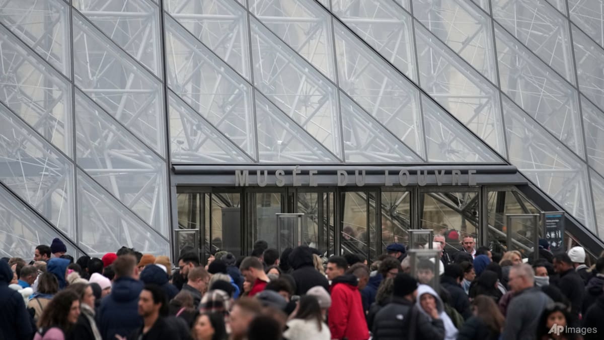 Louvre disrupted as staff vote to extend strike for second day