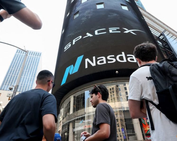 SpaceX's mobile ambitions jolt US telecom market, analysts debate threat