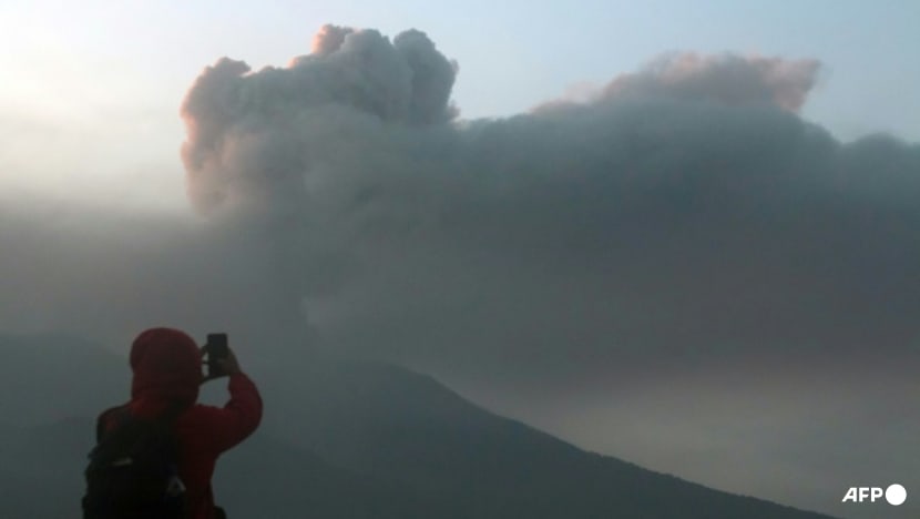 Keamanan wisata gunung di Indonesia jadi sorotan usai erupsi gunung-gunung berapi Keamanan wisata gunung di Indonesia jadi sorotan usai erupsi gunung-gunung berapi