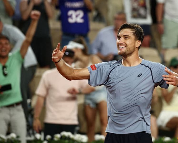Collignon shocks Shelton to reach French Open third round