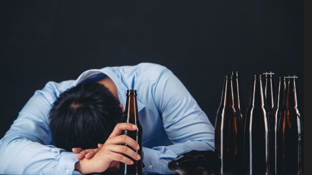 意识混乱、走路不稳……酗酒伤肝也伤脑！
