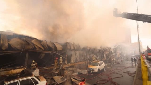 伊朗德黑兰一个市集发生大火 消防队伍全力控制火势