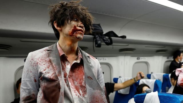 你不要过来呀！新干线上演“尸杀列车”，妆容、表演太真实