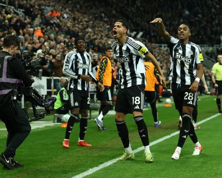 Newcastle, down to 10 men, end Carrick's unbeaten run with Man Utd