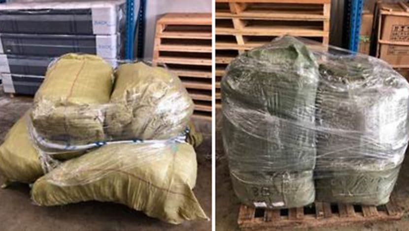 Lelaki diberkas kerana import barangan tiruan bernilai lebih S$520,000 Lelaki diberkas kerana import barangan tiruan bernilai lebih S$520,000