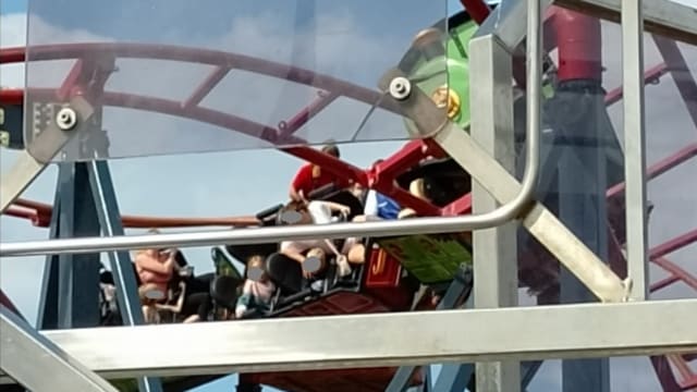 英国云霄飞车故障卡半空 19乘客被困一名女孩头部受伤