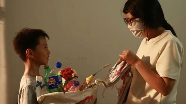 中国妇女烧伤毁容 八岁儿街头收废品养家感动网民