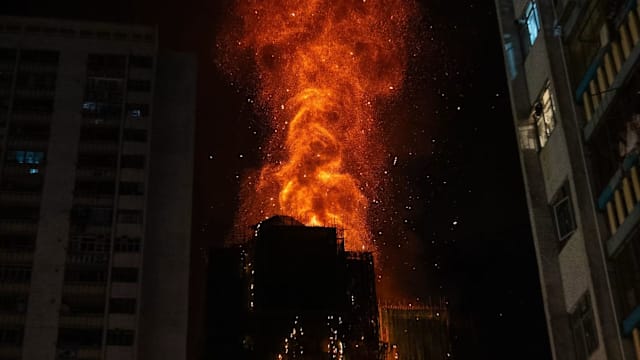 香港大埔住宅火势猛烈 至今造成13死15伤