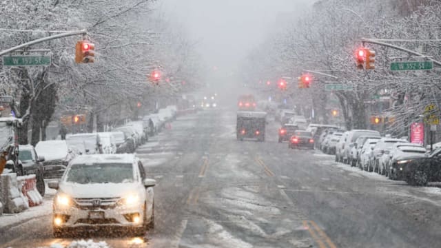 荷兰遭大雪侵袭导致数百航班取消 阿姆斯特丹列车几乎停摆