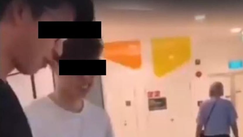 Polis tangkap 3 remaja berhubung video ludah di pusat beli-belah Polis tangkap 3 remaja berhubung video ludah di pusat beli-belah