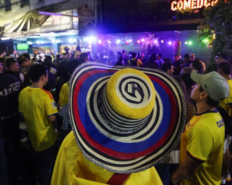 Mexico City turns yellow as Colombian fans make Azteca feel like home
