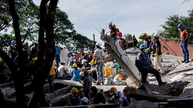 哥伦比亚强震估计至少250人死亡 