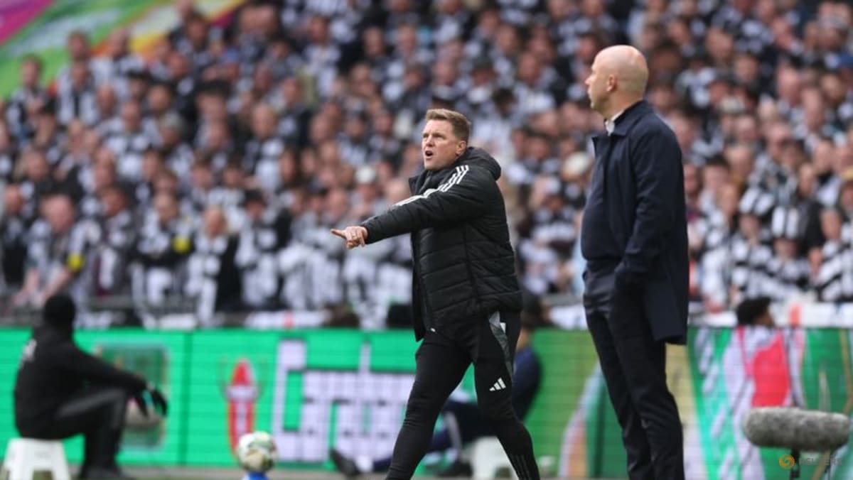 Howe dismisses Slot's 'smaller club' jibe as Newcastle move on from Isak saga