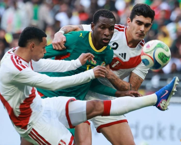 Defiant Senegal display Afcon trophy before beating Peru in friendly