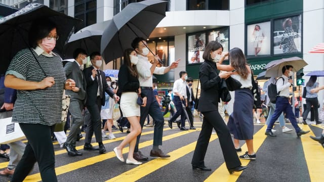 李家超：会考虑在冬季流感高峰期过后取消香港口罩令