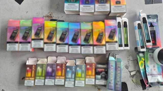 移民局四天里关卡查获57起持电子烟案 起获逾300个电子烟与配件