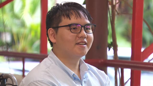 患血癌后轮椅代步 A水准男考生获佳绩盼读法律