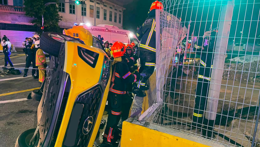 2 people trapped in taxi taken to hospital with ‘traumatic injuries’ after crash