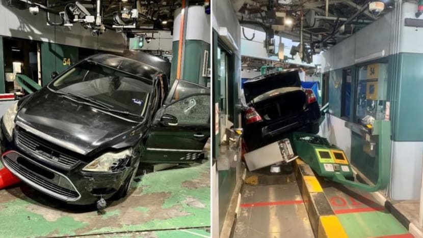 Pemandu S'pura, 2 penumpang didakwa rempuh laluan Pusat Pemeriksaan Tuas