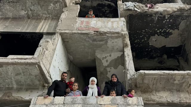 阿萨德政权倒台一周年：战后国家满目疮痍 民众艰难重建生活