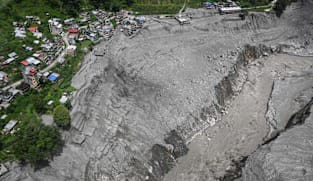 Menyaksikan dari udara kehancuran di sepanjang Sungai Trishuli Nepal