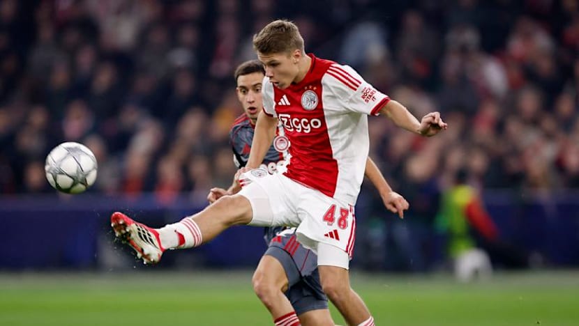 Newcastle sign Dutch midfielder Steur from Ajax