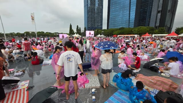 滨海湾中央岬国庆活动 大雨浇不熄爱国情