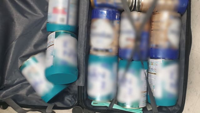 十多罐奶粉藏行李箱 女子涉嫌偷窃面控