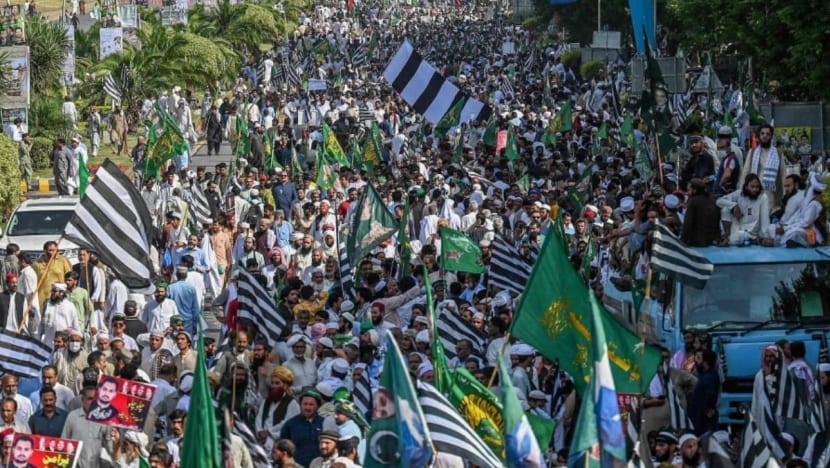 7,000 diberkas dalam serbuan terhadap penyokong mantan PM Pakistan Imran Khan 7,000 diberkas dalam serbuan terhadap penyokong mantan PM Pakistan Imran Khan