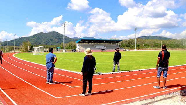 新建体育场跑道现90度转弯 泰国民众质疑设计离谱