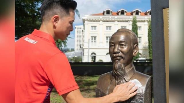 心疼“胡伯伯”铜像树叶满地 越男两年来每周不懈清理