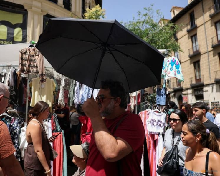 Spain swelters in first official heatwave of 2026