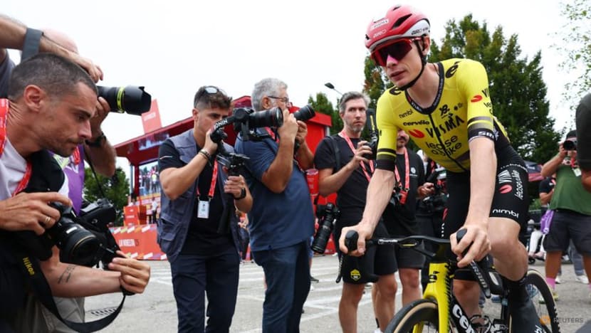 Vingegaard aces final ascent to win Vuelta stage two, takes red jersey