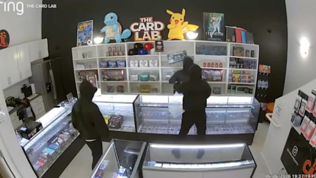 仅用40秒！窃贼盗走美国新开卡牌店值1.5万美元宝可梦卡片   