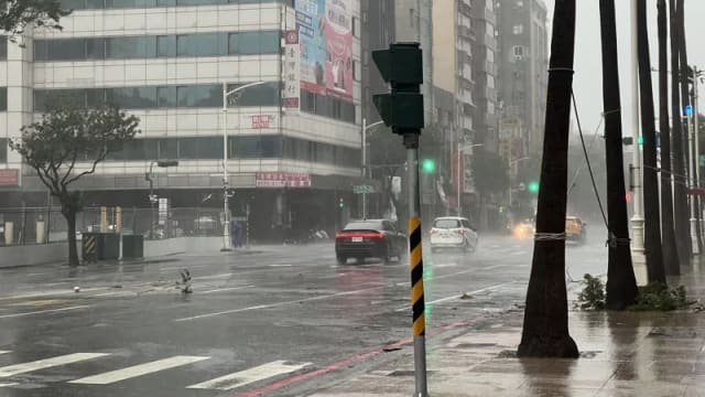 台风山陀儿逼近酿100多死伤 台湾连续两天停工停课