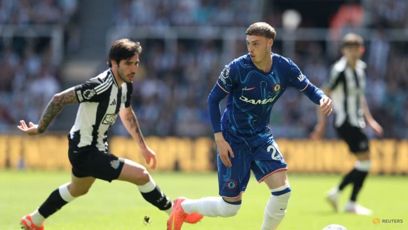 Newcastle go third with 2-0 win over 10-man Chelsea