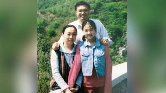 李克强全家福曝光 女儿被指酷似父亲