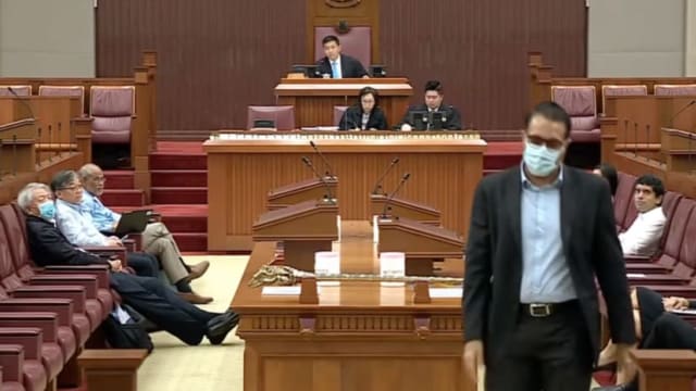 国会上用力拍椅子扶手后生气离场 ？毕丹星：我只是去厕所