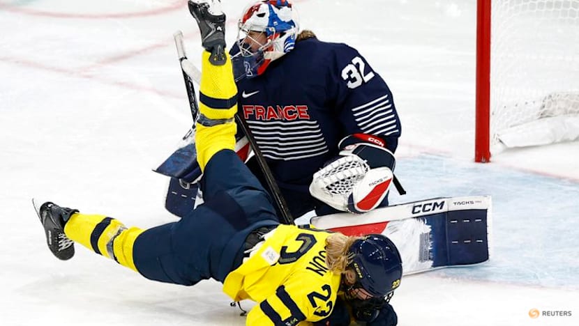 Ice hockey-Czechs get off the mark as Sweden sail into quarters