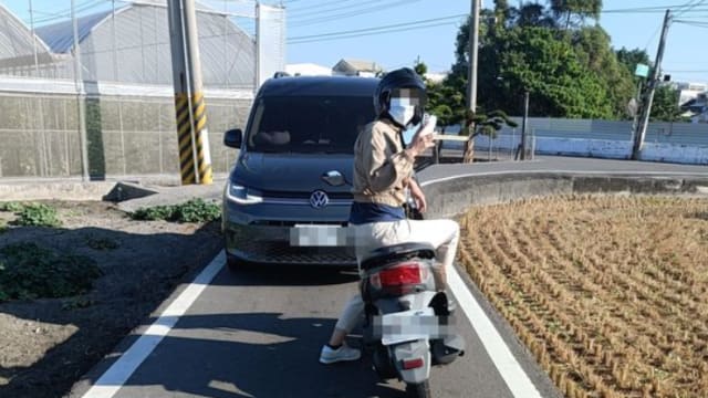 狭路相逢互不让！台两女驾驶堵路一小时民众崩溃