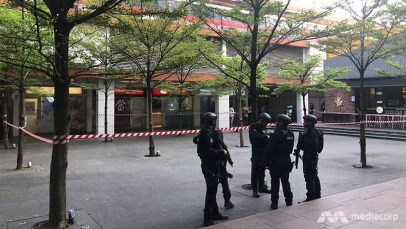 Polis siasat 'objek mencurigakan' di luar stesen MRT Boon Lay Polis siasat 'objek mencurigakan' di luar stesen MRT Boon Lay