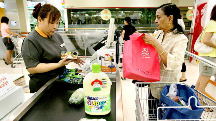 Shops offer discounts, free food, when you use your own bag, container