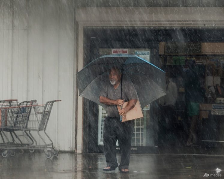 More than 180,000 without power in Hawaii, 100 homes damaged as Lala weakens to tropical storm More than 180,000 without power in Hawaii, 100 homes damaged as Lala weakens to tropical storm