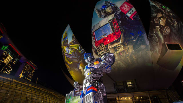 “Transformers: Rise Of The Beasts”全球首映　灿烂烟火、投影秀点亮滨海湾