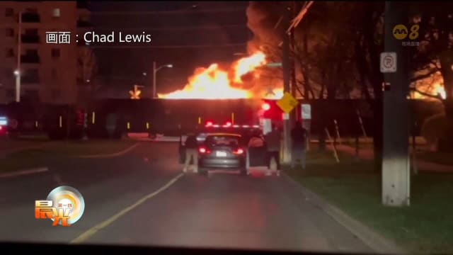 加拿大一列正在市区行驶的火车 突然起火狂烧